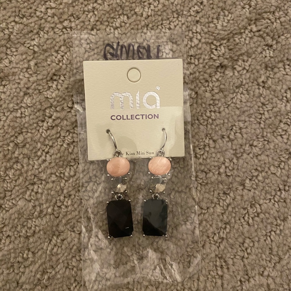 4/$16 NIP Pink and Black Drop Stone Earrings